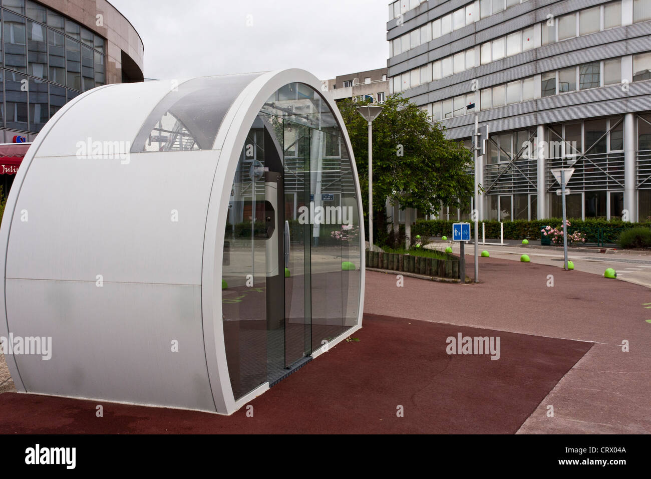 L'abri d'un distributeur automatique à Paris Banque D'Images