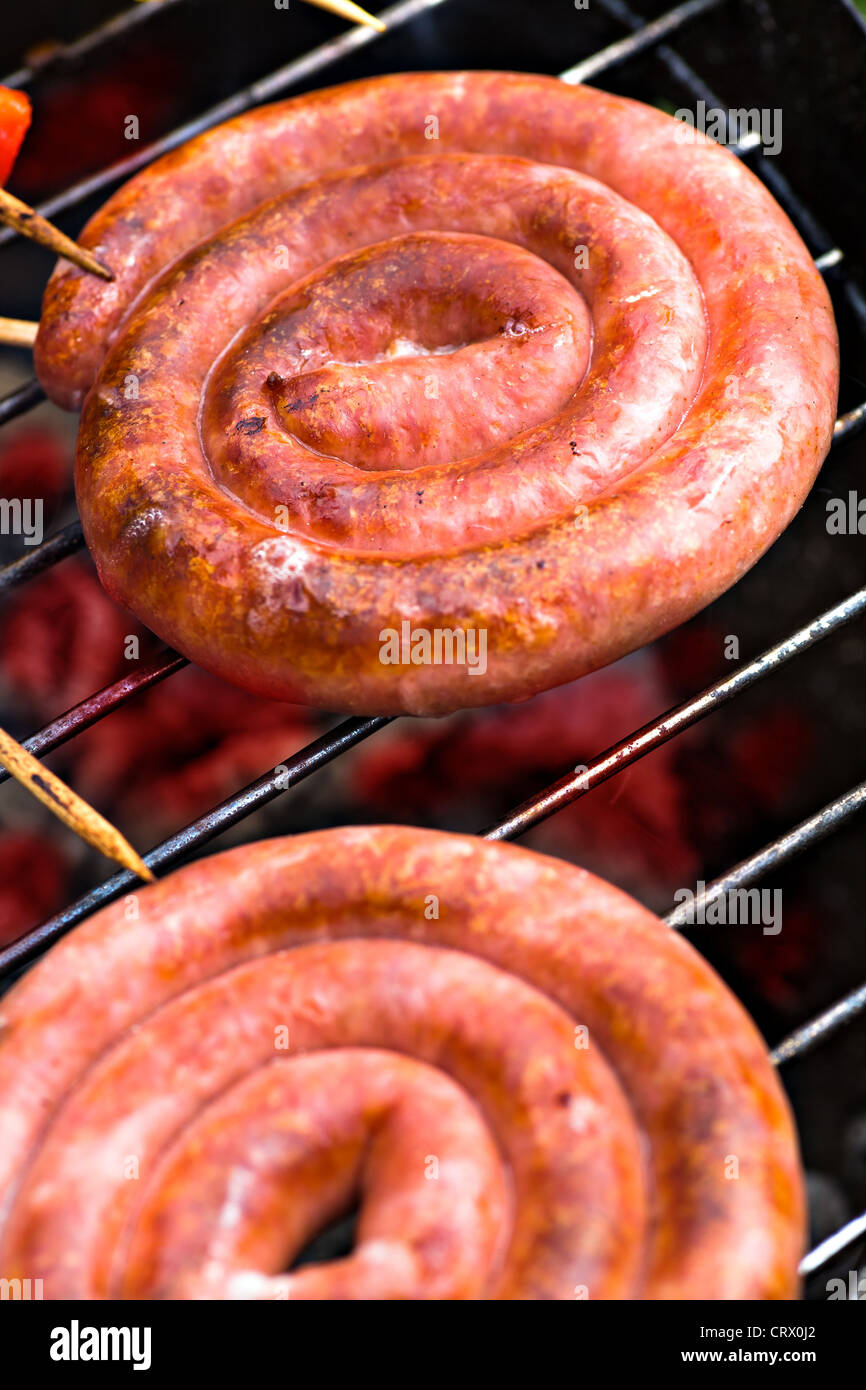 L'arrêt de près de saucisses sur le grill Banque D'Images