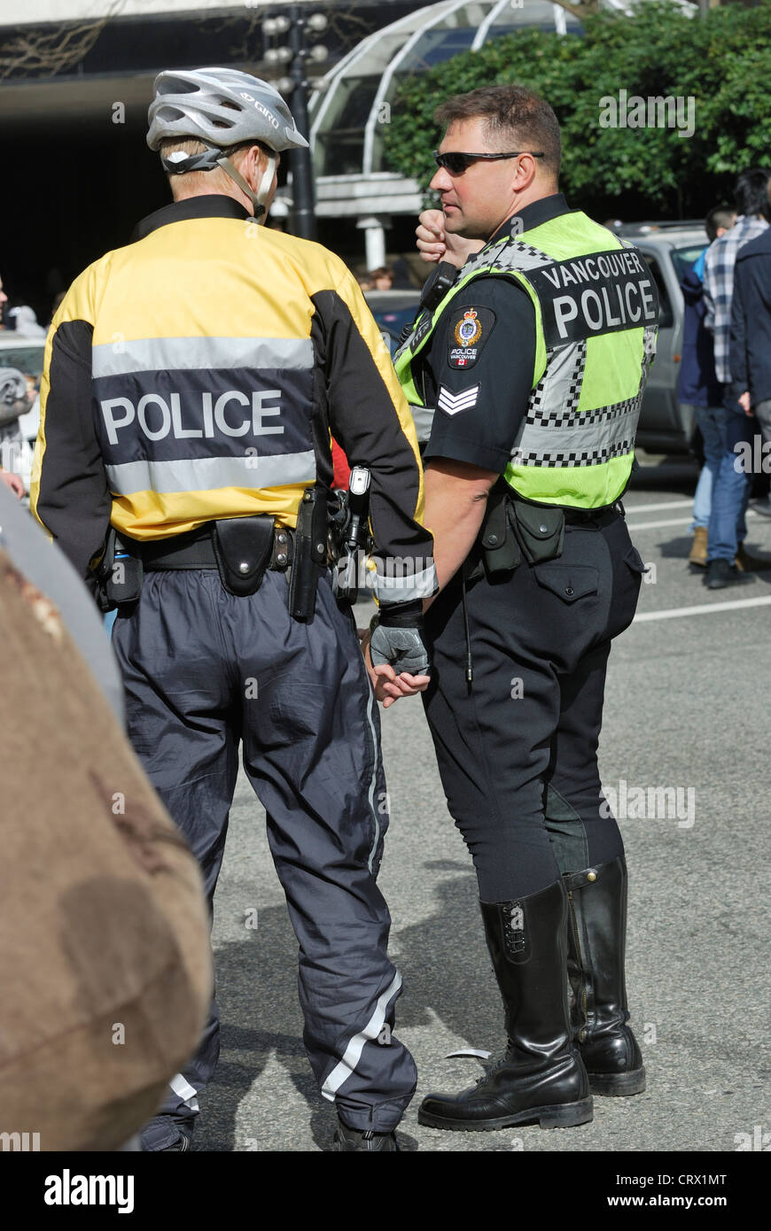 Des policiers de Vancouver en discussion. Banque D'Images