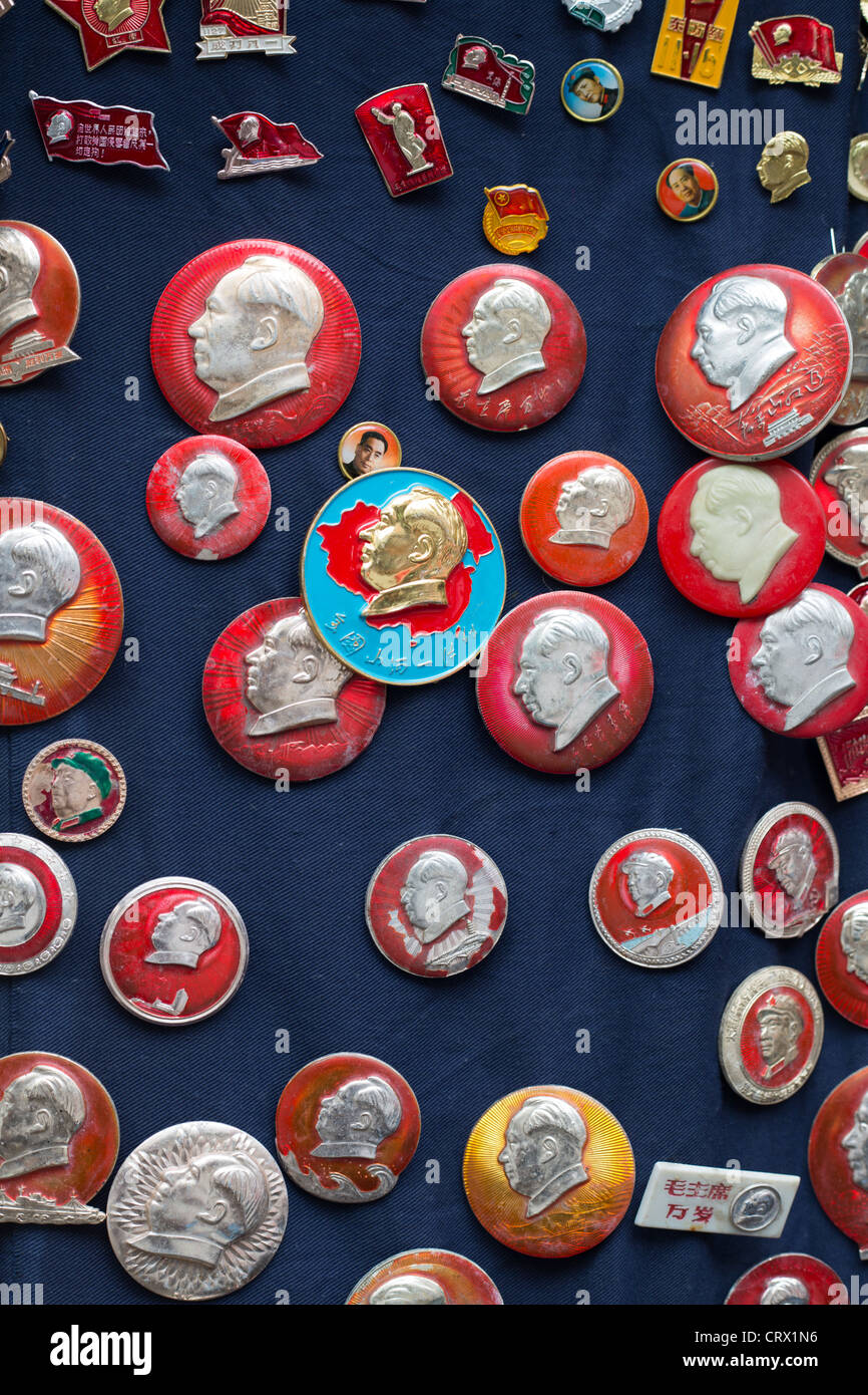 Le président Mao encadrés sur la vente au marché d'antiquités de Dongtai Road Shanghai, Chine. Banque D'Images