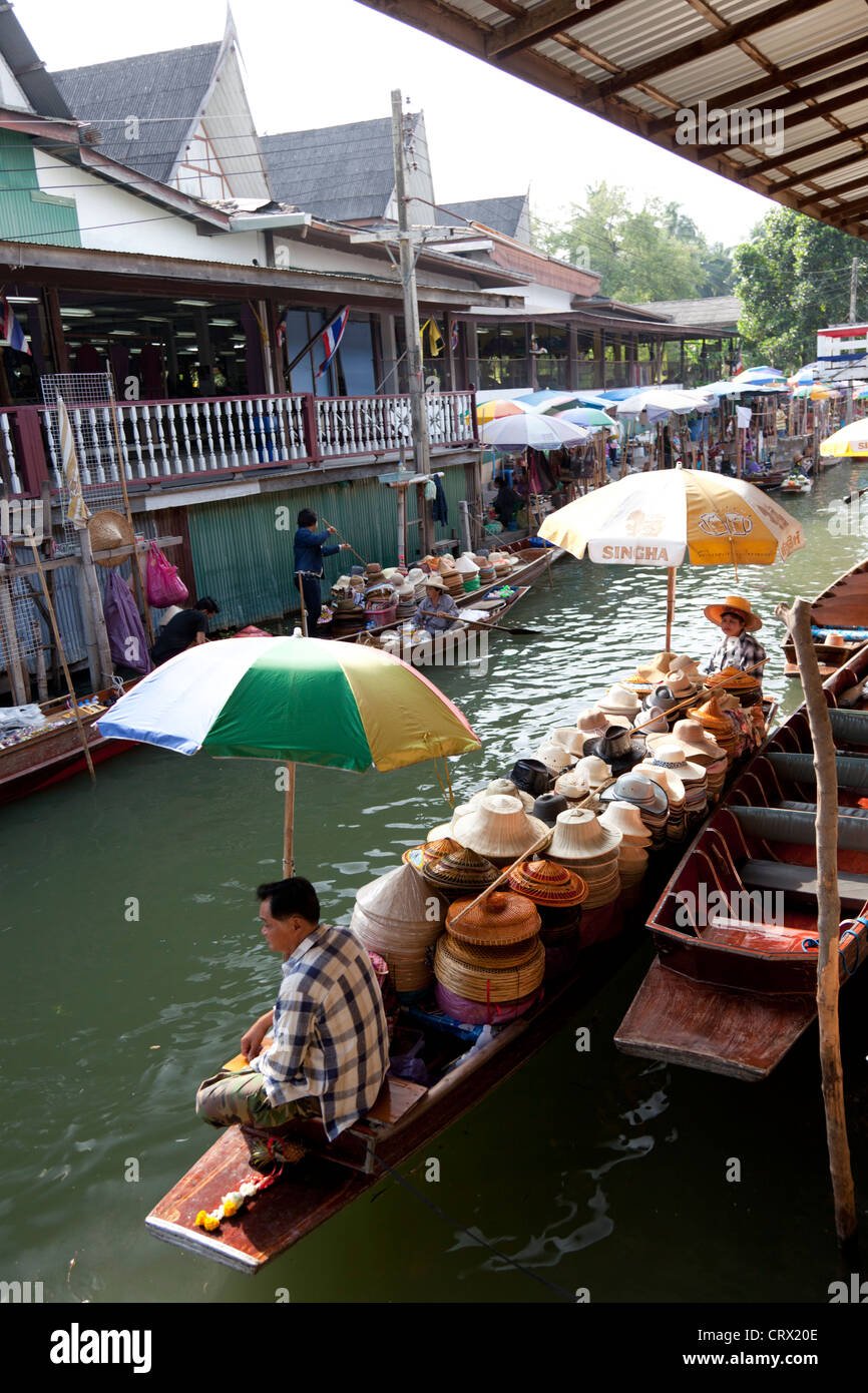 Le marché flottant de Damnoen Saduak, une importante destination touristique en Thaïlande. Le marché flottant de Damnoen Saduak en Thaïlande. Banque D'Images