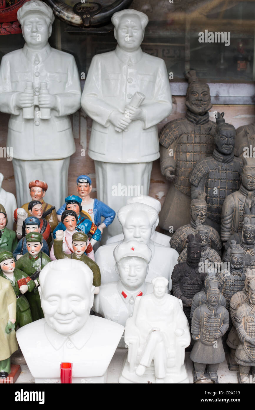 Le président Mao encadrés sur la vente au marché d'antiquités de Dongtai Road Shanghai, Chine. Banque D'Images