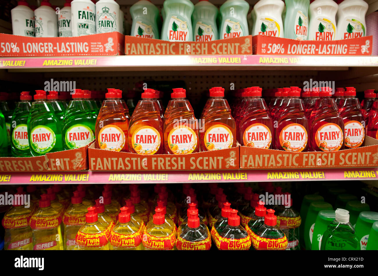 Cut-prix bouteilles de liquide de fées en vente au magasin discount Poundland à Tooting, Londres UK Banque D'Images
