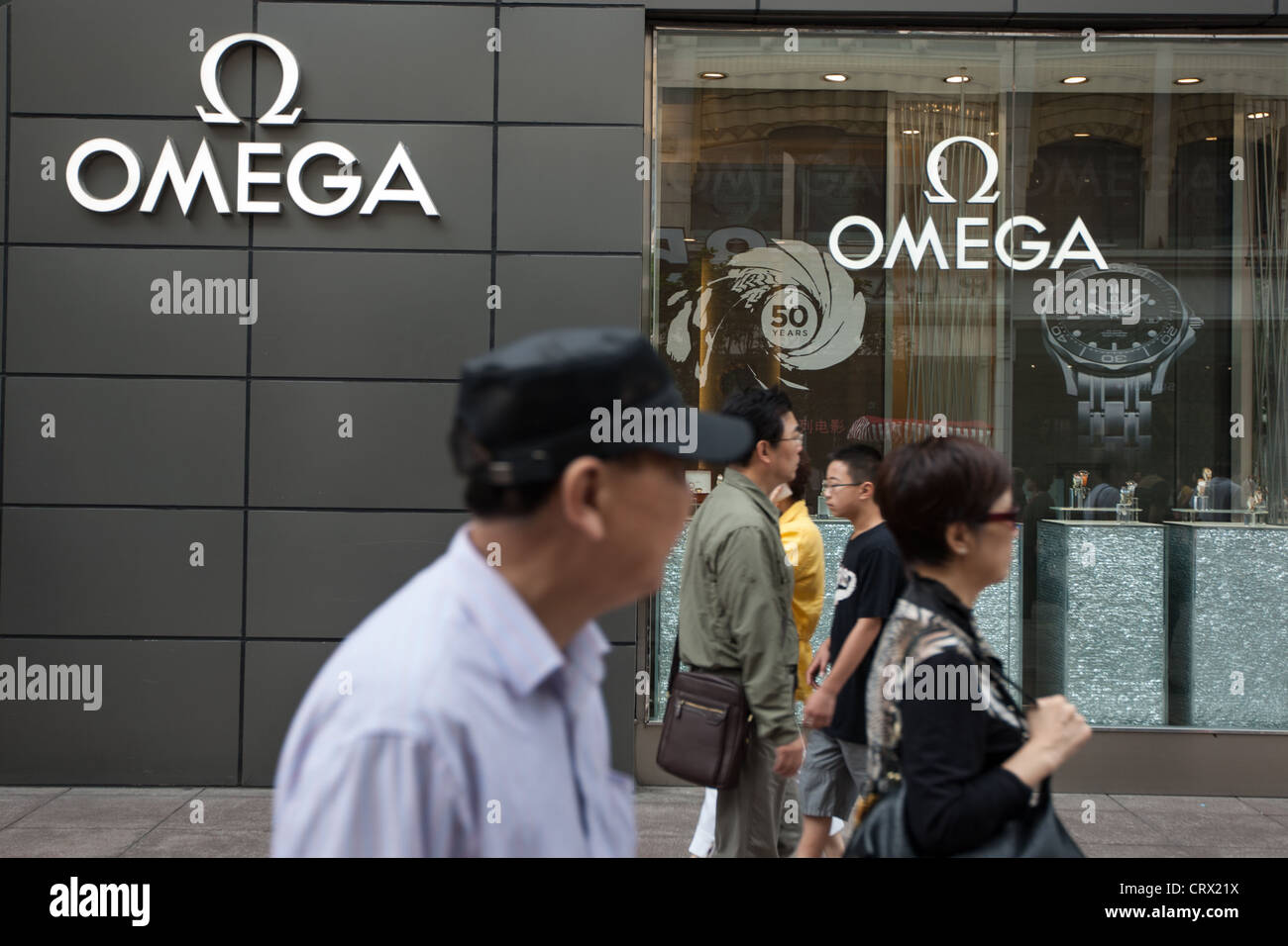La marque Omega watch shop dans la région de Nanjing Road, à Shanghai, en Chine. Banque D'Images
