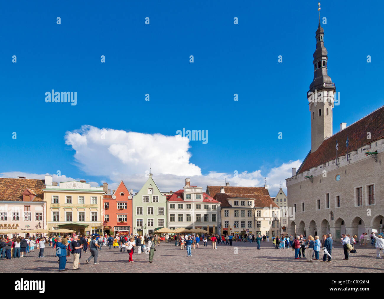 Place de la vieille ville médiévale de Tallinn raekoja plats baltes Estonie avec les touristes Banque D'Images