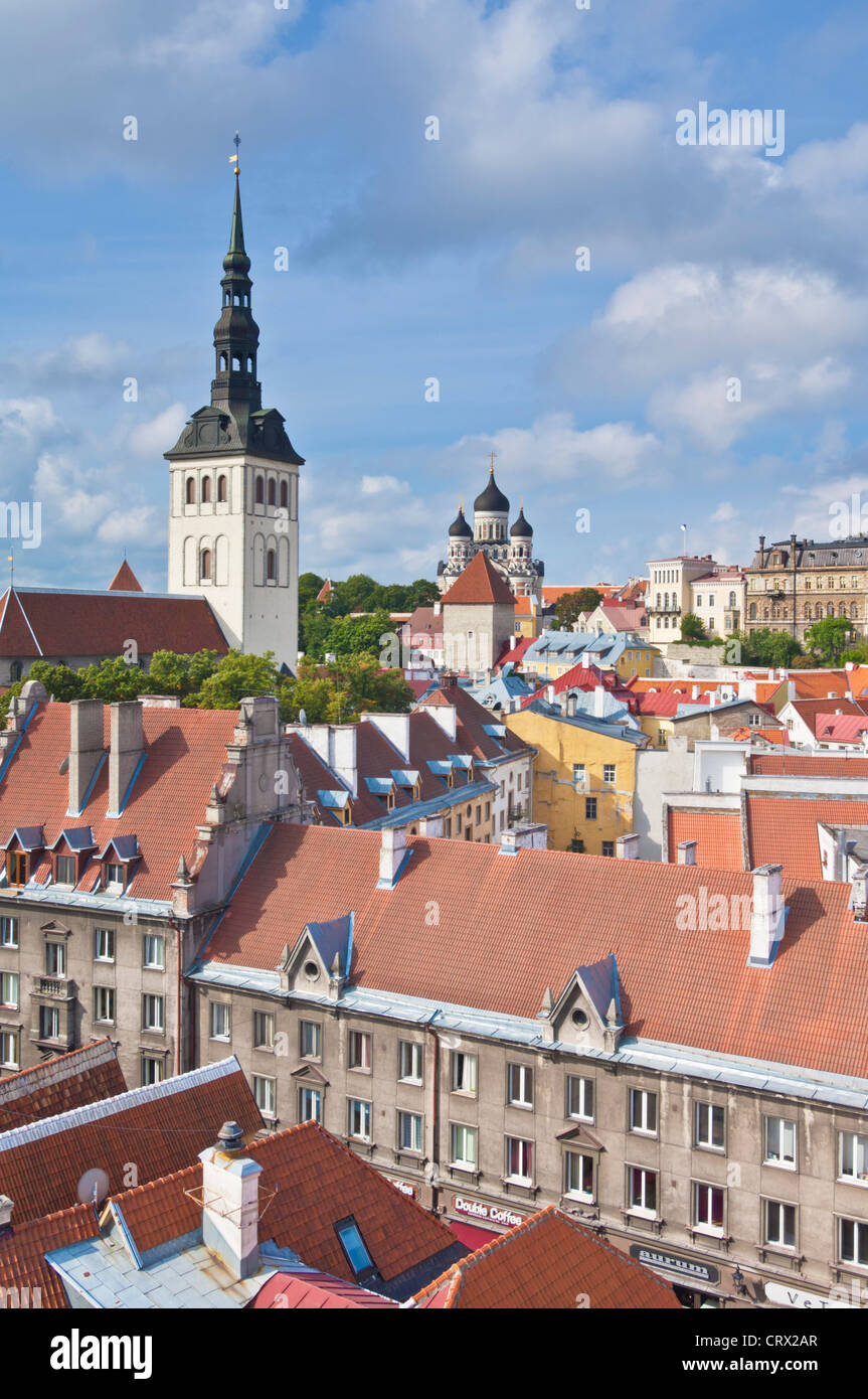La vieille ville médiévale de Tallinn toits de tuile rouge baltes Estonie Banque D'Images