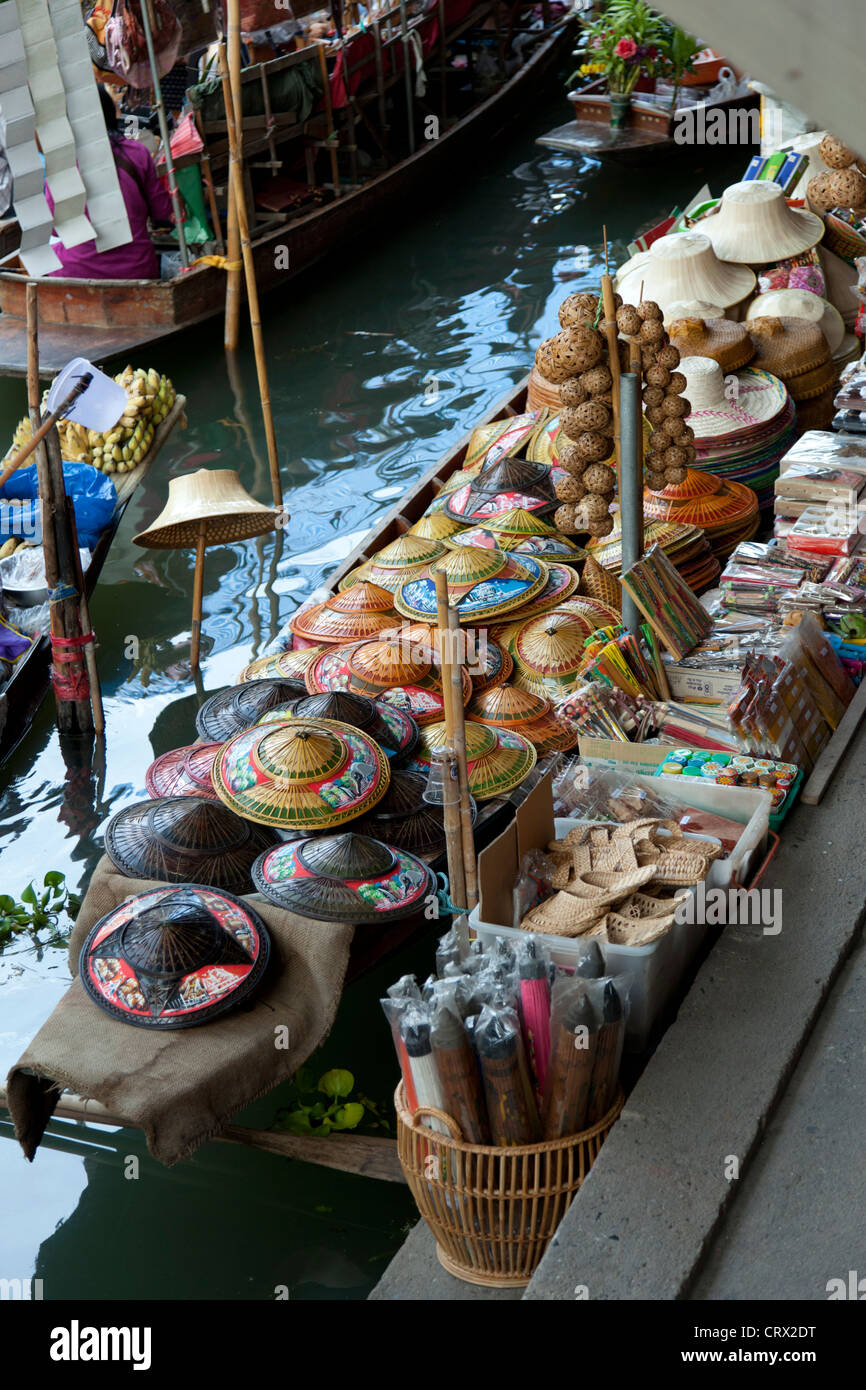 Le marché flottant de Damnoen Saduak, une importante destination touristique en Thaïlande. Le marché flottant de Damnoen Saduak en Thaïlande. Banque D'Images