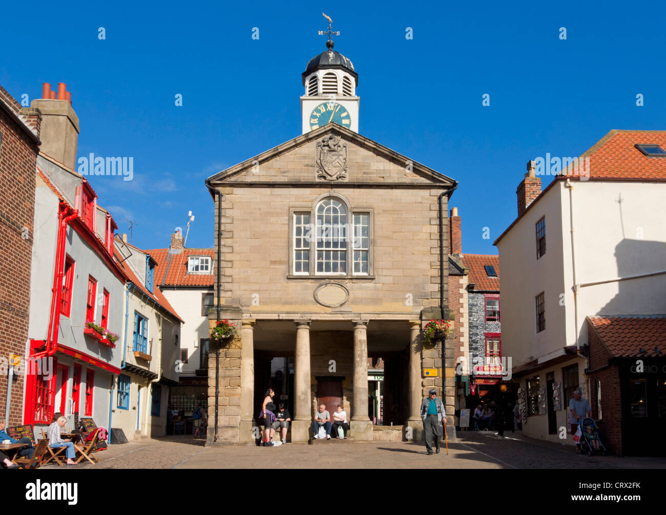 Whitby place du marché de la vieille ville et de la vieille ville de hall North Yorkshire england uk gb eu Europe Banque D'Images