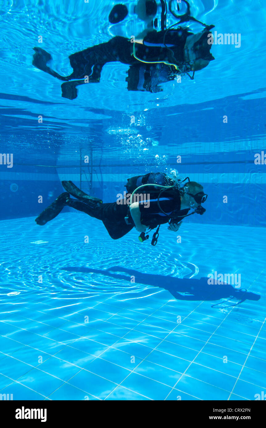 Apprendre à plonger dans une Piscine Banque D'Images