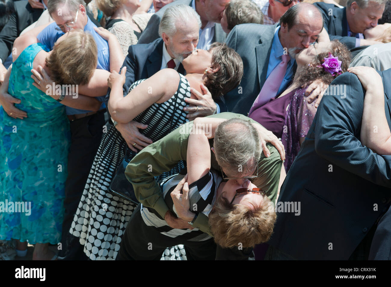 Des couples adopter de nouveau le célèbre V-day kiss en dehors de Madison Square Garden Banque D'Images