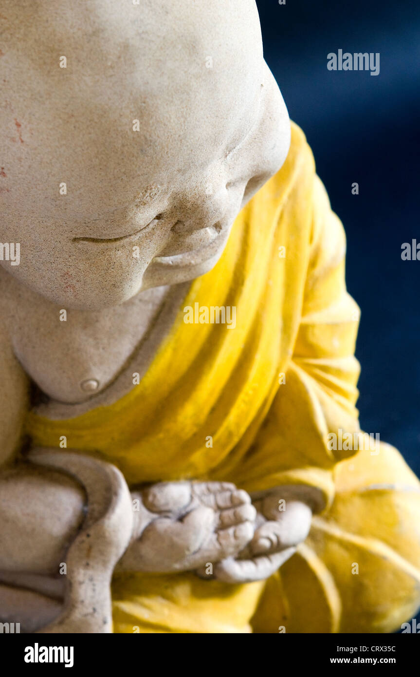 Bébé en céramique de moine en Thaïlande en studio Banque D'Images