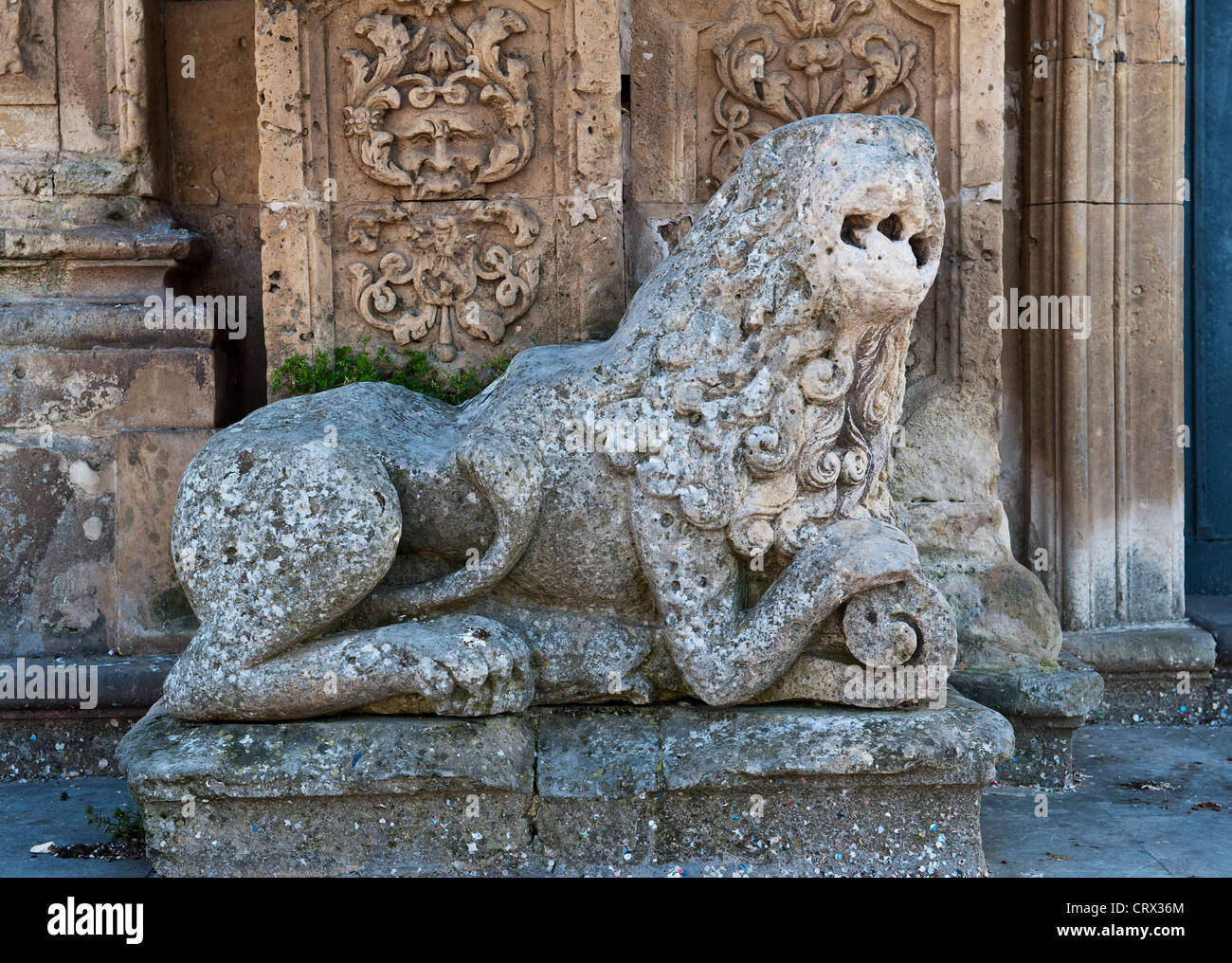 Des lions de pierre gardent la porte de l'église baroque sicilienne de Saint-Sébastien (San Sebastiano) à Palazzolo Acreide, dans le sud de la Sicile, reconstruite en 1703 Banque D'Images