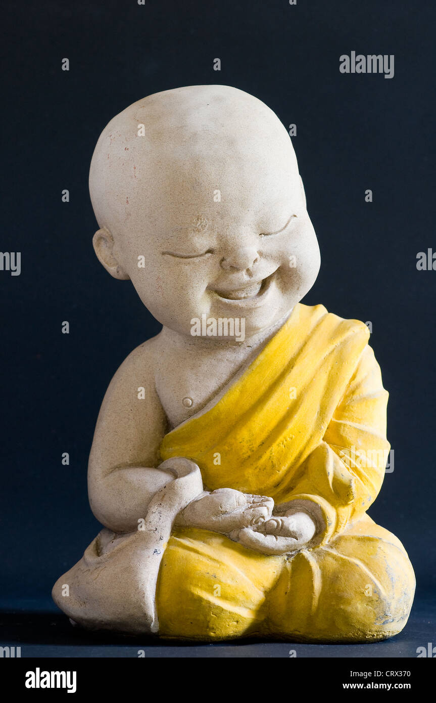 Bébé en céramique de moine en Thaïlande en studio Banque D'Images