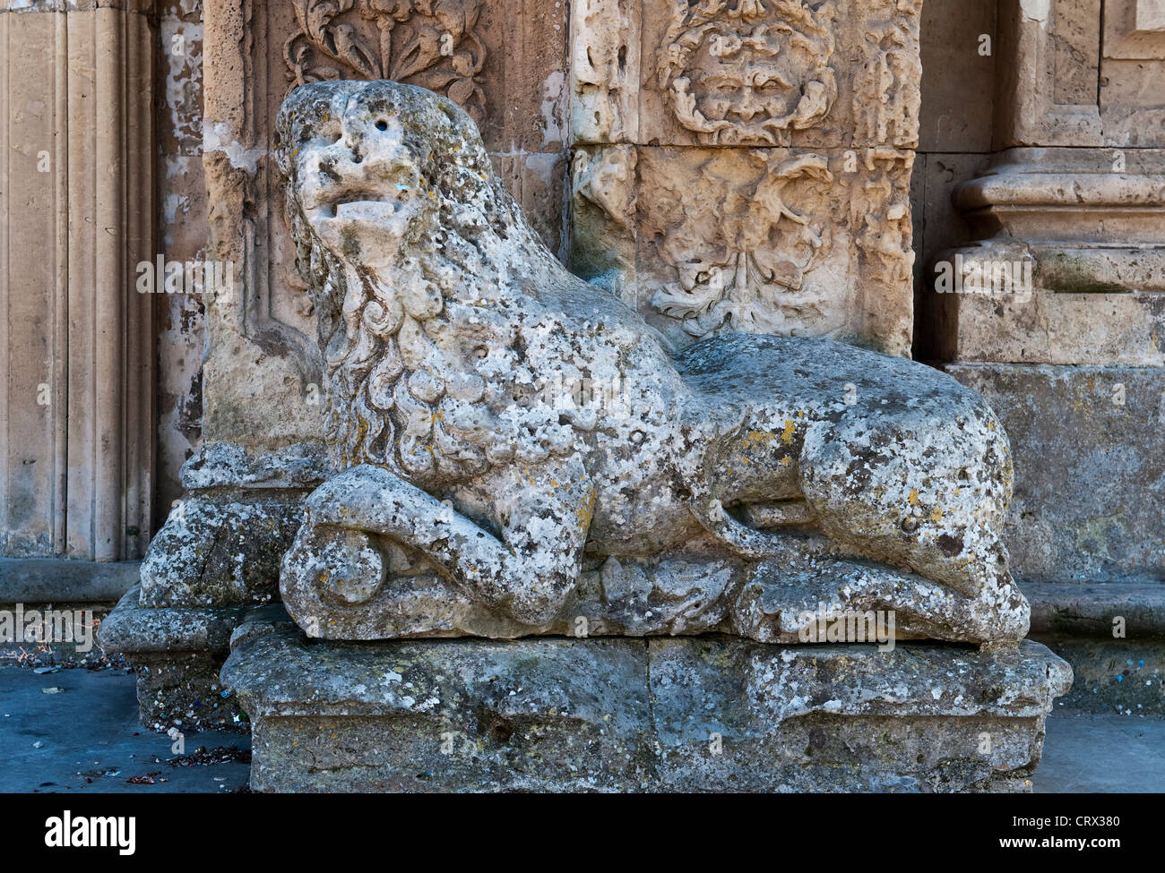 Des lions de pierre gardent la porte de l'église baroque sicilienne de Saint-Sébastien (San Sebastiano) à Palazzolo Acreide, dans le sud de la Sicile, reconstruite en 1703 Banque D'Images