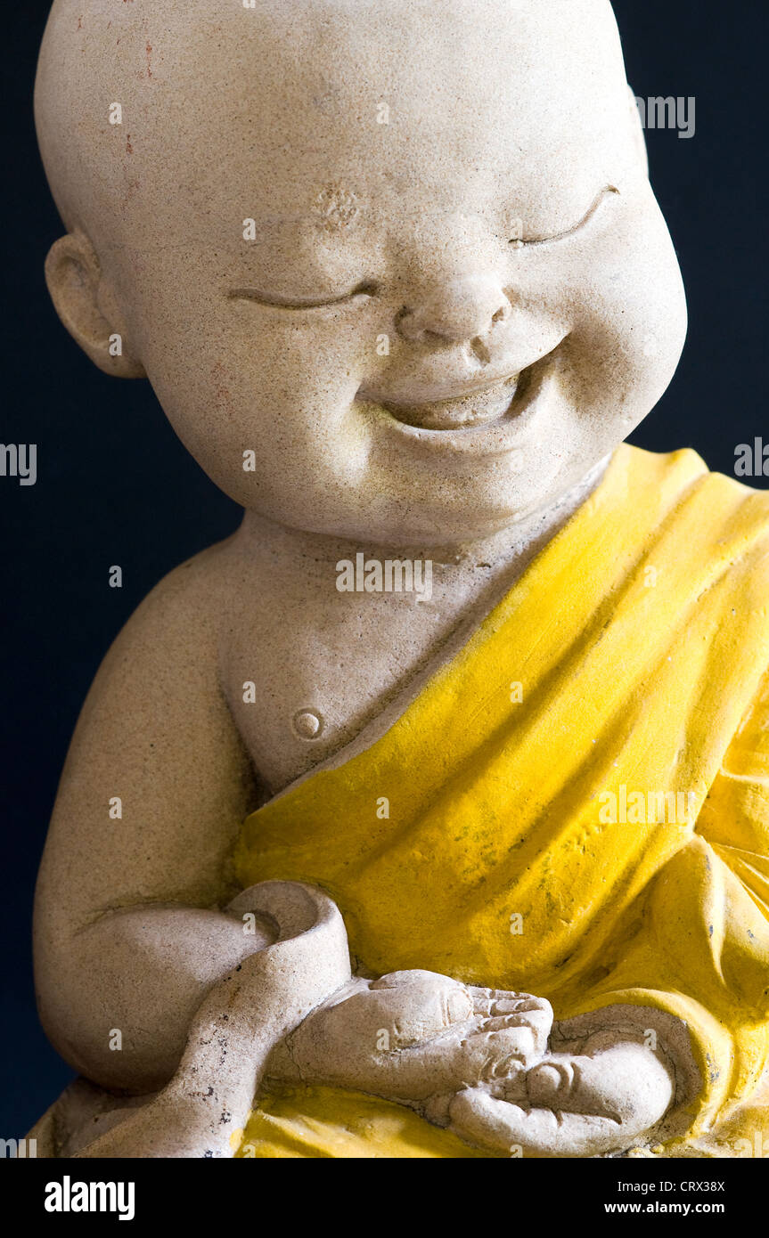 Bébé en céramique de moine en Thaïlande en studio Banque D'Images