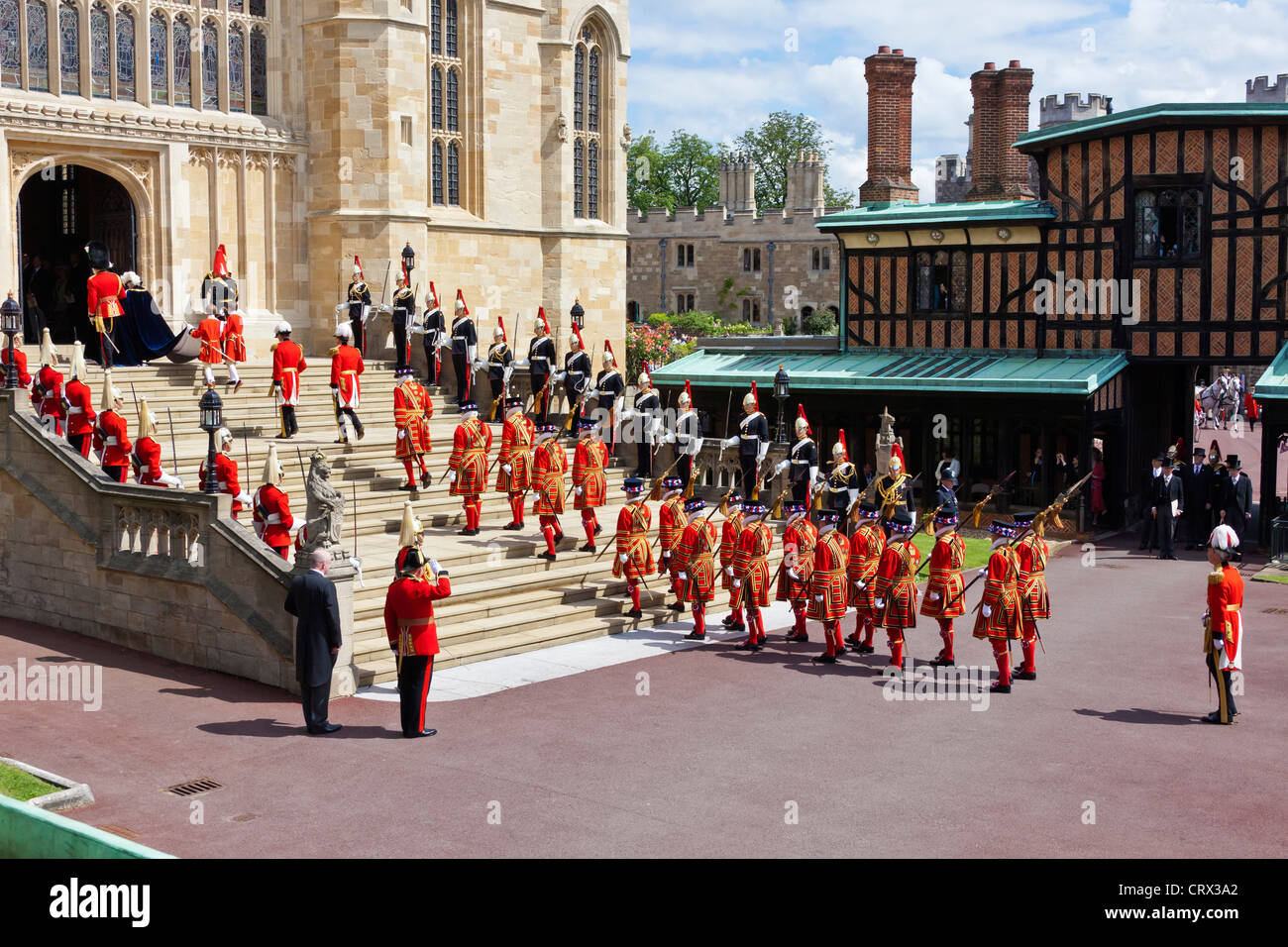 Reine et Yeomen of the Guard ordre entrant dans la Chapelle St George au porte-jarretelles Jour du château de Windsor 18 juin 2012. Par0190 Banque D'Images