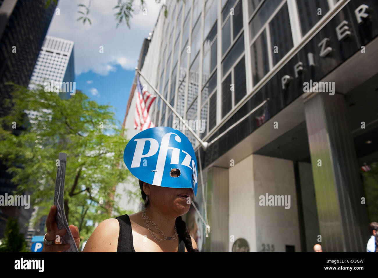 Des militants de plusieurs groupes de protestation contre l'accord de partenariat commercial transpacifique en face de médicaments de Pfizer à NEW YORK Banque D'Images