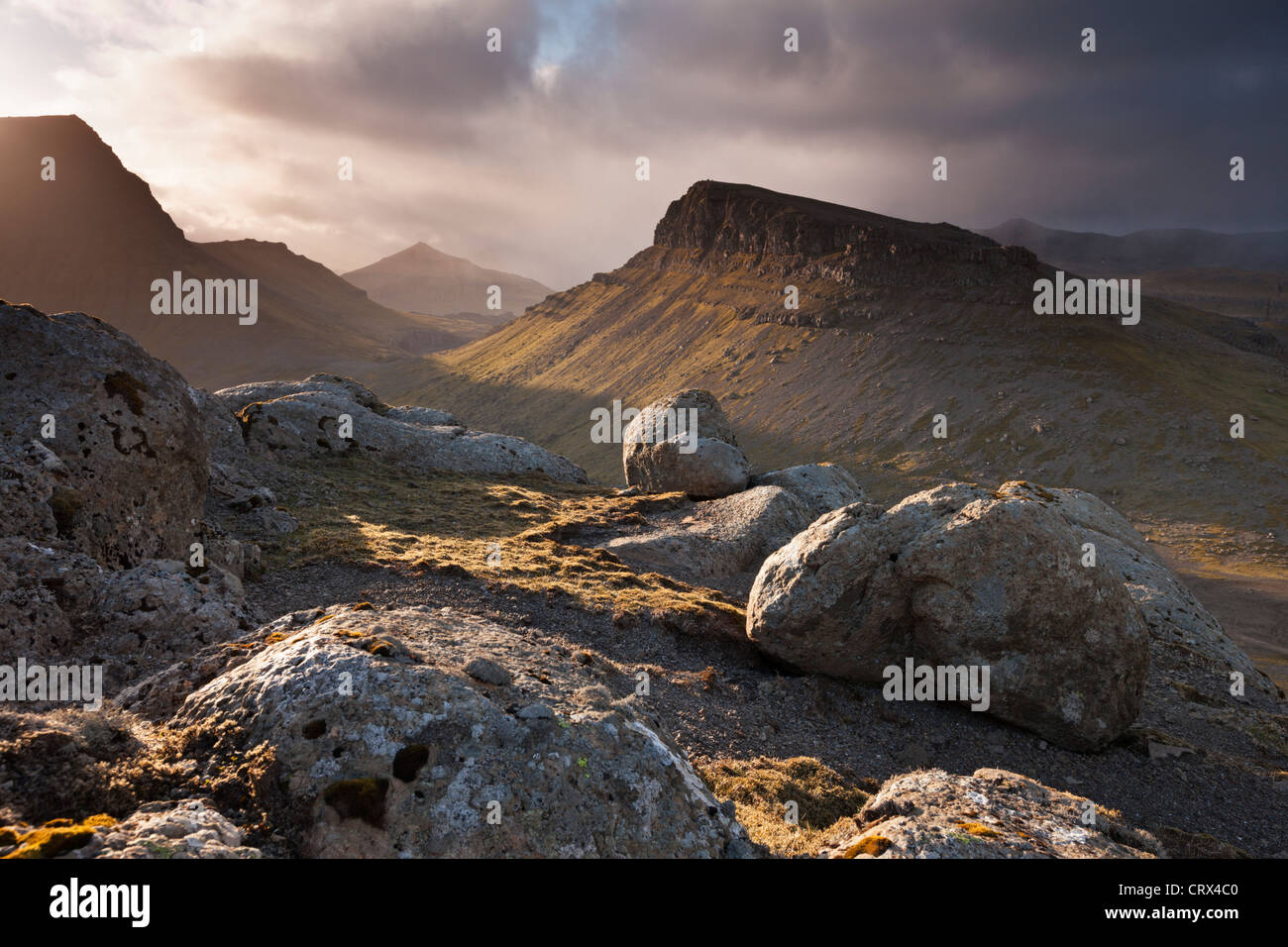 Montagnes de l'intérieur de l'île de Streymoy, une des îles Féroé. Printemps (juin) 2012. Banque D'Images