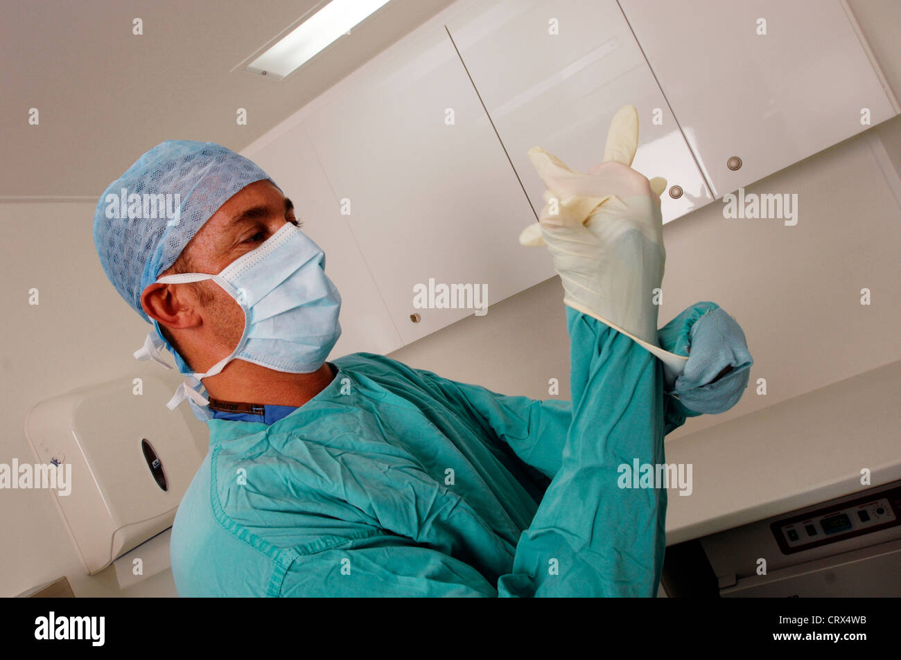 Mettre des gants de caoutchouc Médecin Banque D'Images