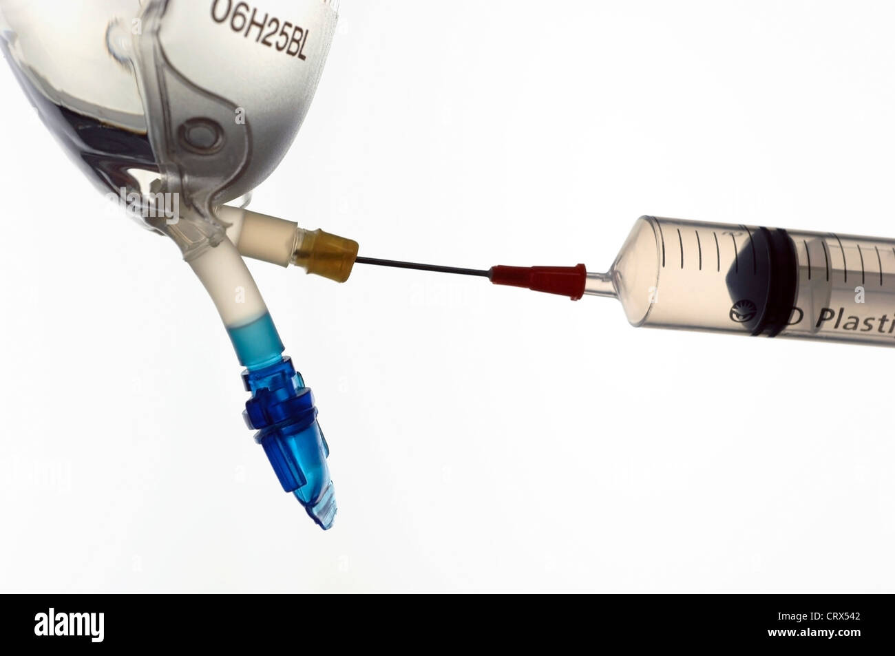 Une solution de lactate de sodium étant tiré d'un sac dans une seringue. Banque D'Images