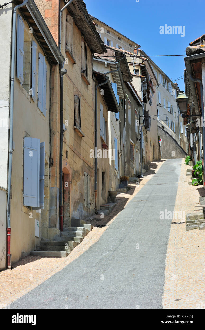 Rue en pente avec des maisons aux volets de fenêtre à Auch, Gers, Midi-Pyrénées, Pyrénées, France Banque D'Images
