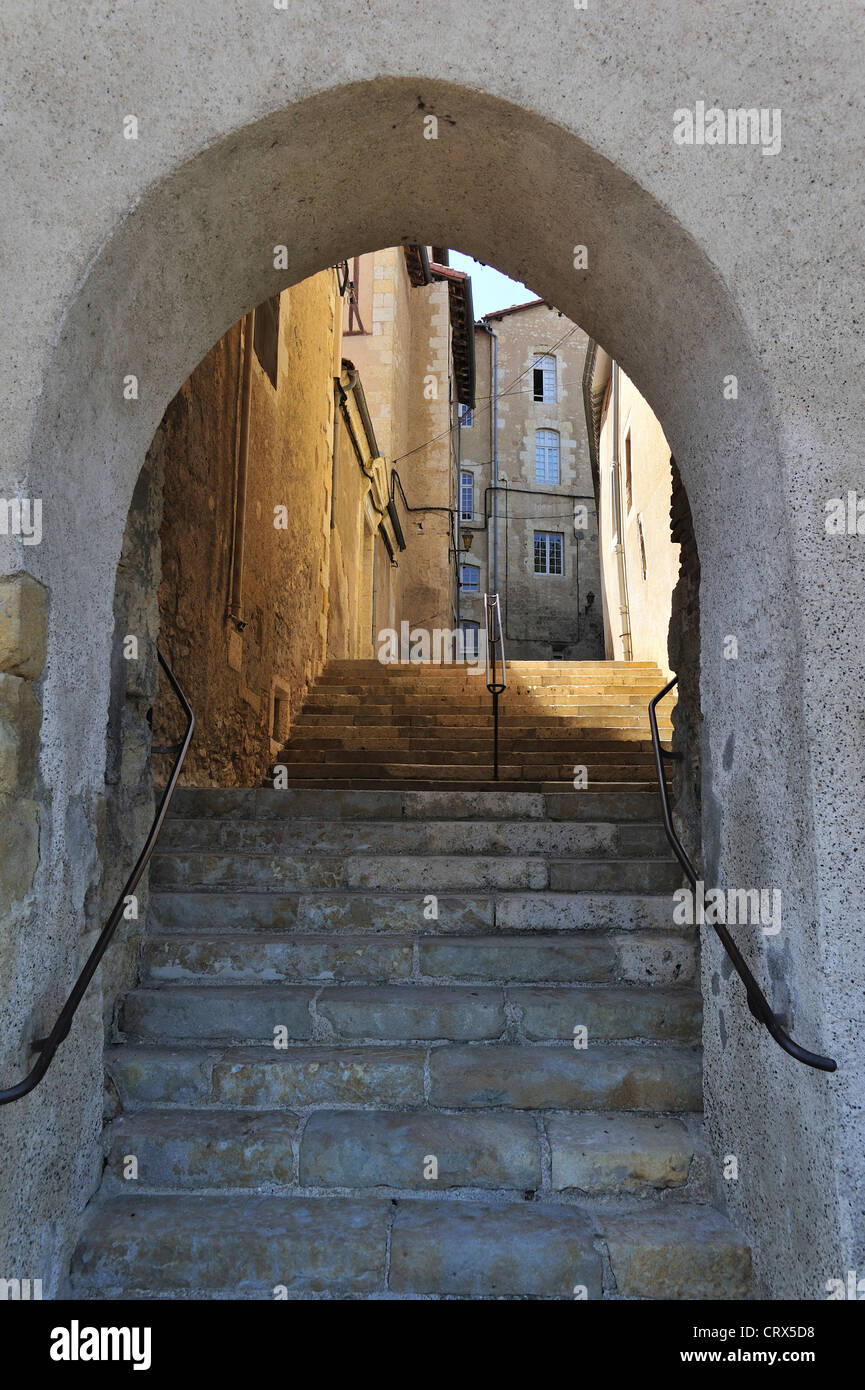Porte de la ville médiévale et l'escalier alley à Auch, Gers, Midi-Pyrénées, Pyrénées, France Banque D'Images