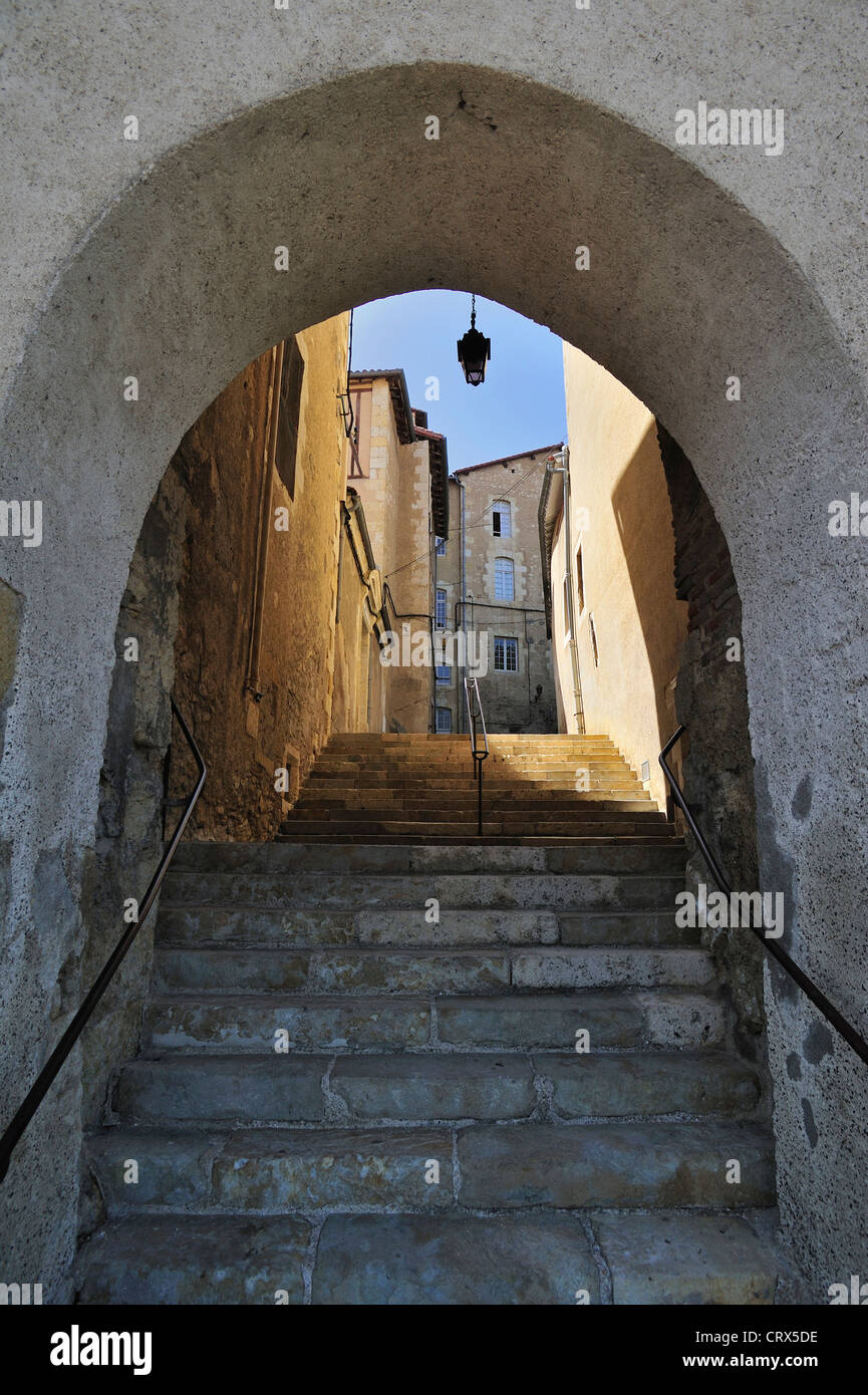 Porte de la ville médiévale et l'escalier alley à Auch, Gers, Midi-Pyrénées, Pyrénées, France Banque D'Images