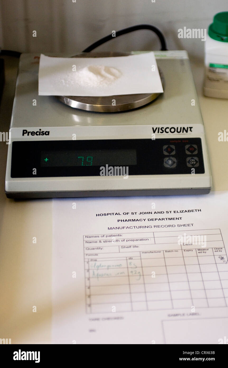 Un ingrédient d'un onguent de la peau en cours de préparation en pharmacie d'un hôpital Banque D'Images