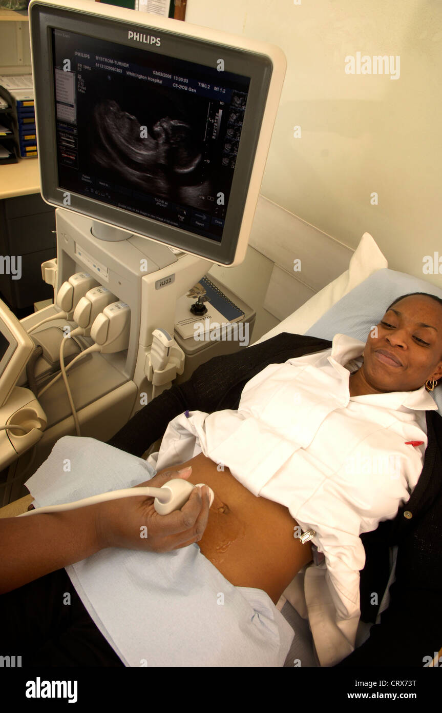 Une femme enceinte ayant une échographie. Banque D'Images