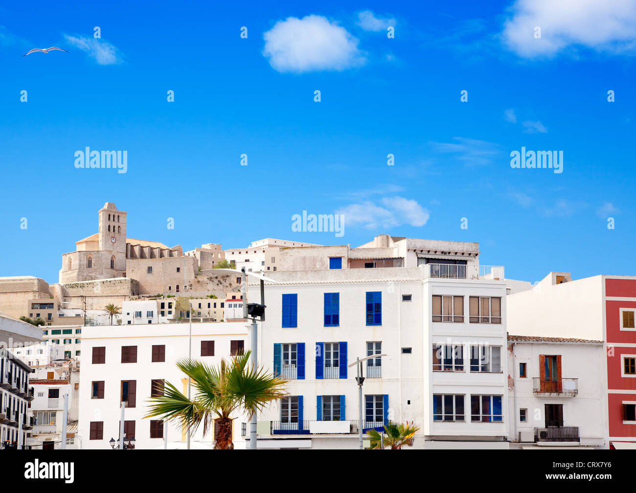 Eivissa, Ibiza town avec église, sous le ciel bleu d'été Banque D'Images