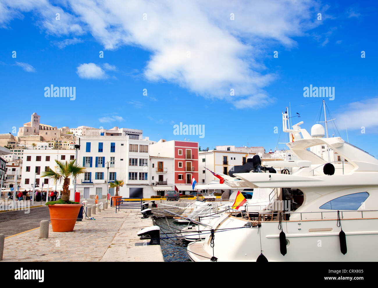 Eivissa, Ibiza town avec église, sous le ciel bleu d'été Banque D'Images
