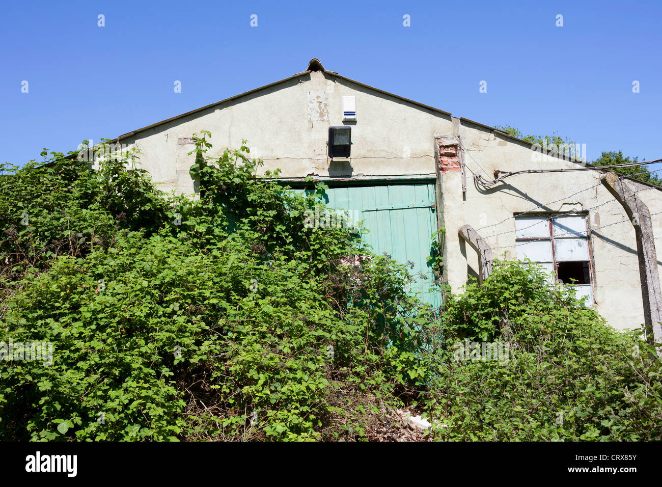 Une ancienne usine délabrée et située dans la campagne du Norfolk, East Anglia, Royaume-Uni Banque D'Images
