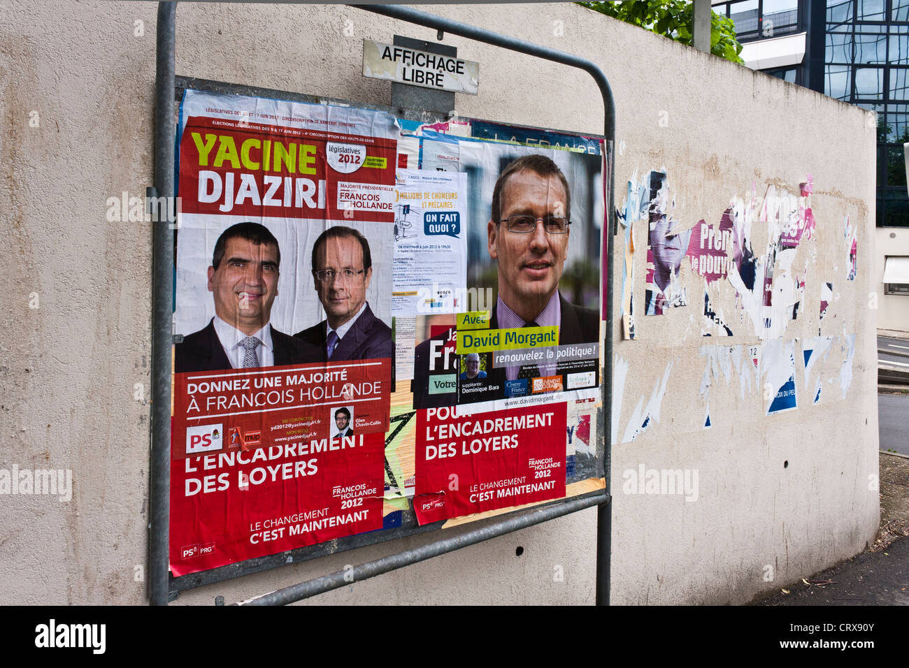 Un panneau d'affichage public des affiches électorales françaises de 2012 candidats pour les élections parlementaires français . Banque D'Images