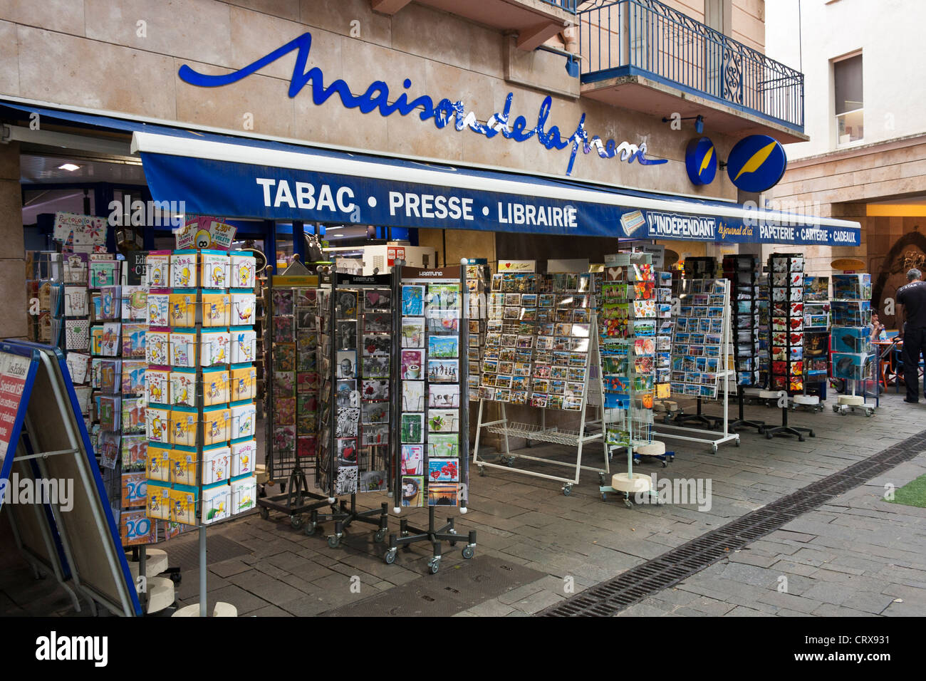 Vue extérieure d'un magasin de tabac/fournitures à Céret, Languedoc-Roussillon, France Banque D'Images