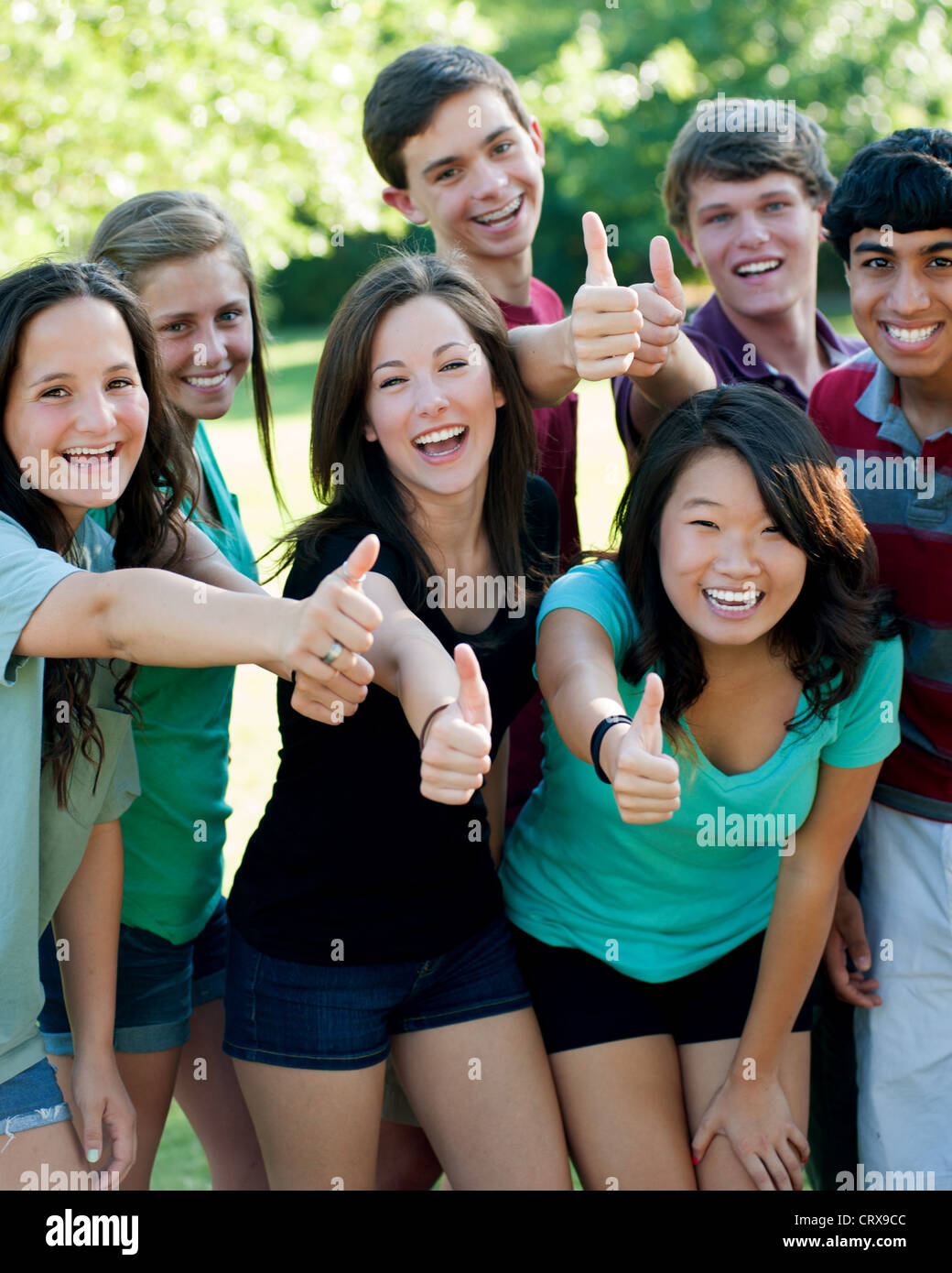 Un groupe ethnique de jeunes adolescents heureux Banque D'Images