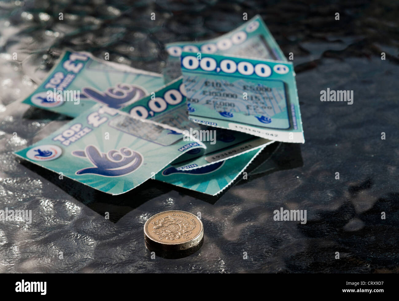 Les cartes à gratter de la loterie nationale avec Pound Coin. Banque D'Images