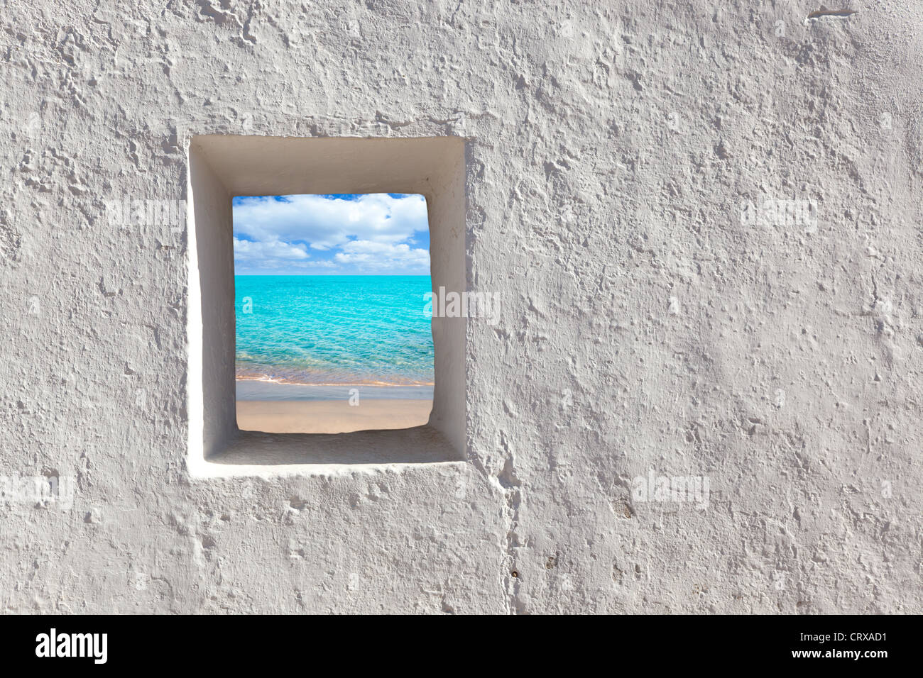 Îles Baléares turquoise idyllique plage vue à travers la porte ouverte de la chambre aux murs blanchis à la chaux Banque D'Images