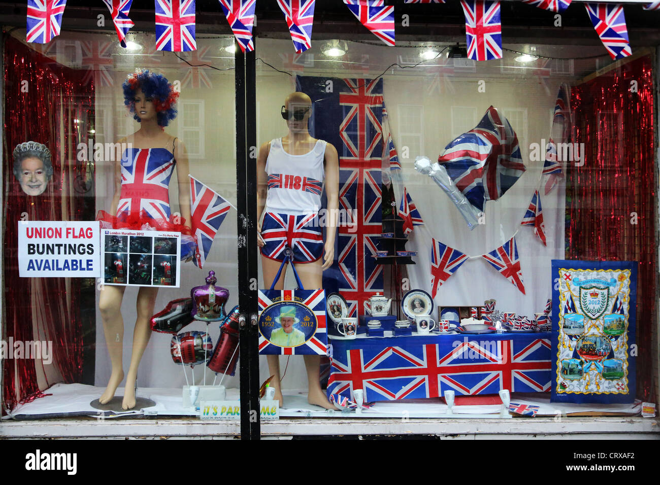 Vitrine avec Union Jack noir et la reine Elizabeth II Masque de visage et de vaisselle célébrer le Jubilé de diamant Banque D'Images