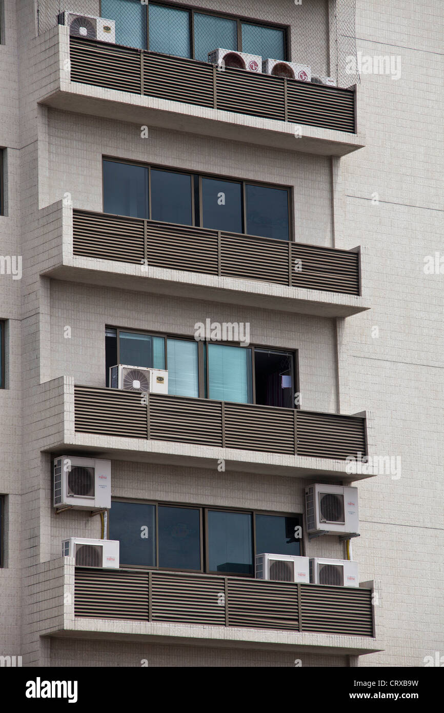 Appartements de la classe moyenne avec plusieurs climatiseurs, forte consommation d'électricité, Recife Pernambuco Brésil Banque D'Images