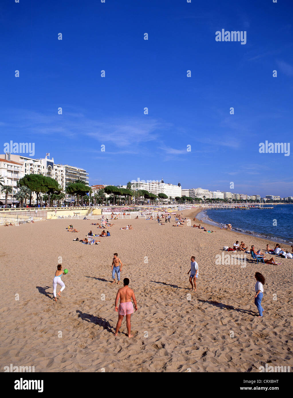 Vue de la plage en hiver, Cannes, Côte d'Azur, Alpes-Maritimes, Provence-Alpes-Côte d'Azur, France Banque D'Images
