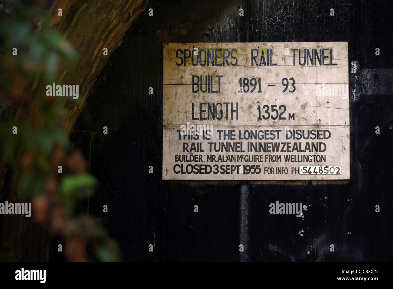 M. et Mme Spooner Bob Stewart à l'intérieur du tunnel ferroviaire sur le bon goût de Tasman Trail, Nelson, Nouvelle-Zélande. Banque D'Images