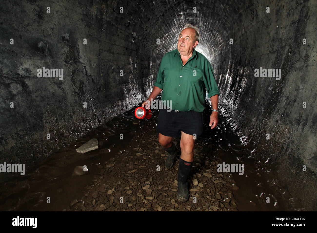 M. et Mme Spooner Bob Stewart à l'intérieur du tunnel ferroviaire sur le bon goût de Tasman Trail, Nelson, Nouvelle-Zélande. Banque D'Images