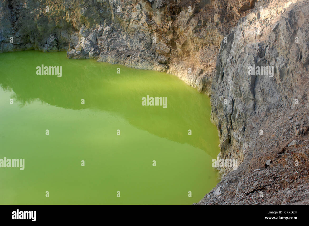 Piscine Grotte du diable au wai-O-Tapu zone géothermique en Nouvelle Zélande Banque D'Images