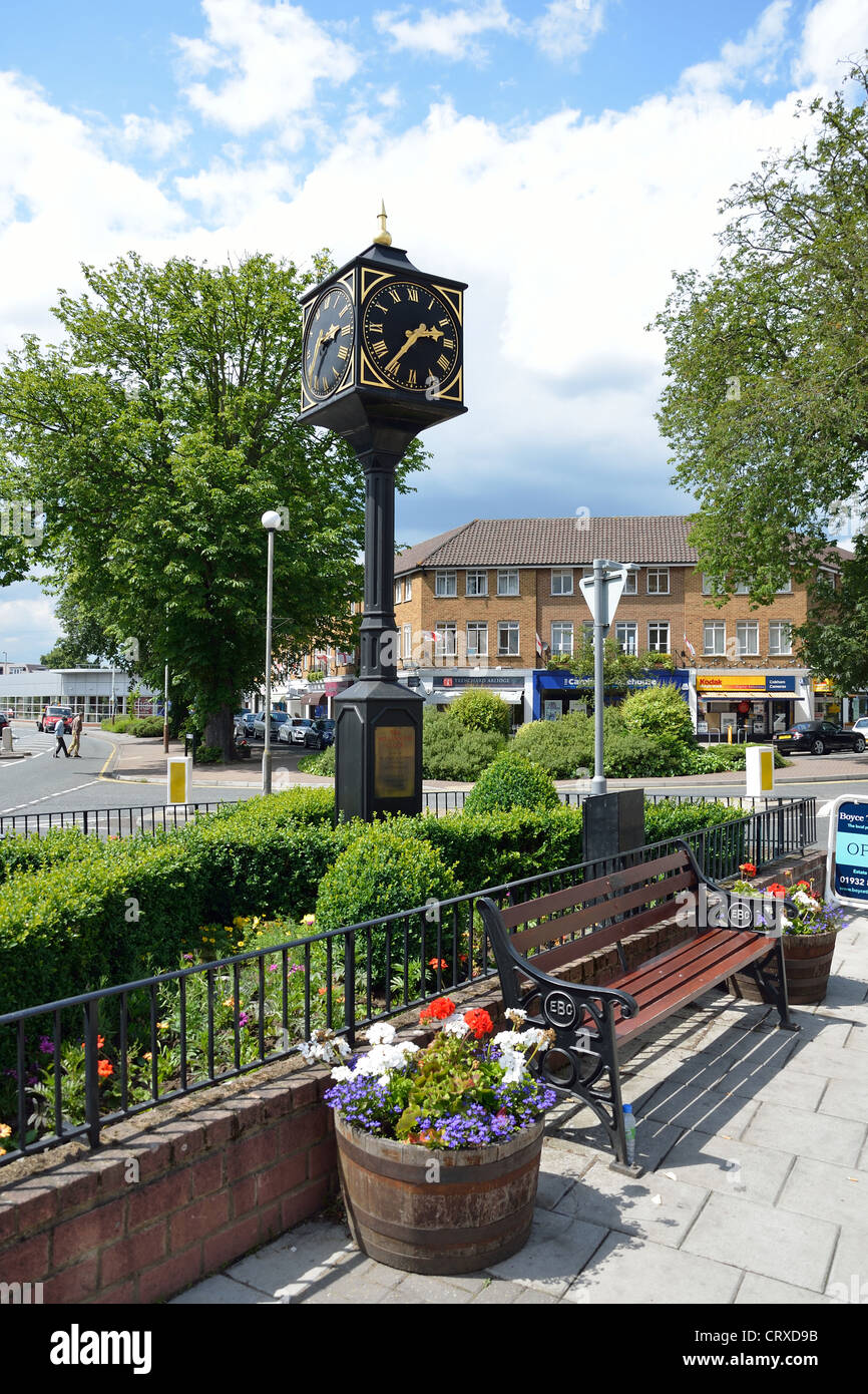 L'horloge du millénaire sur High Street, Cobham, Surrey, Angleterre, Royaume-Uni Banque D'Images