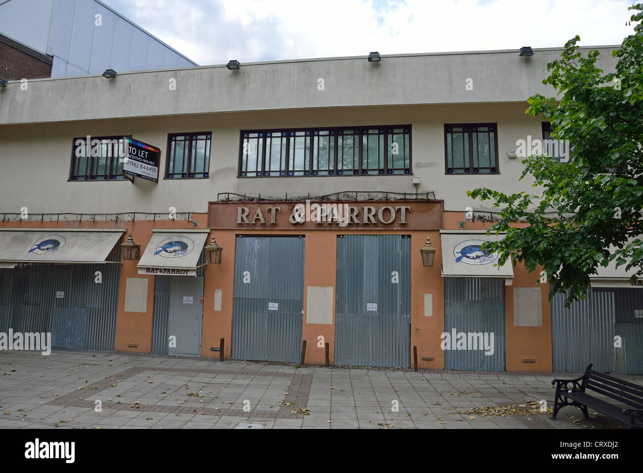 Fermés, barricadés pub, Chertsey Road, Woking, Surrey, Angleterre, Royaume-Uni Banque D'Images