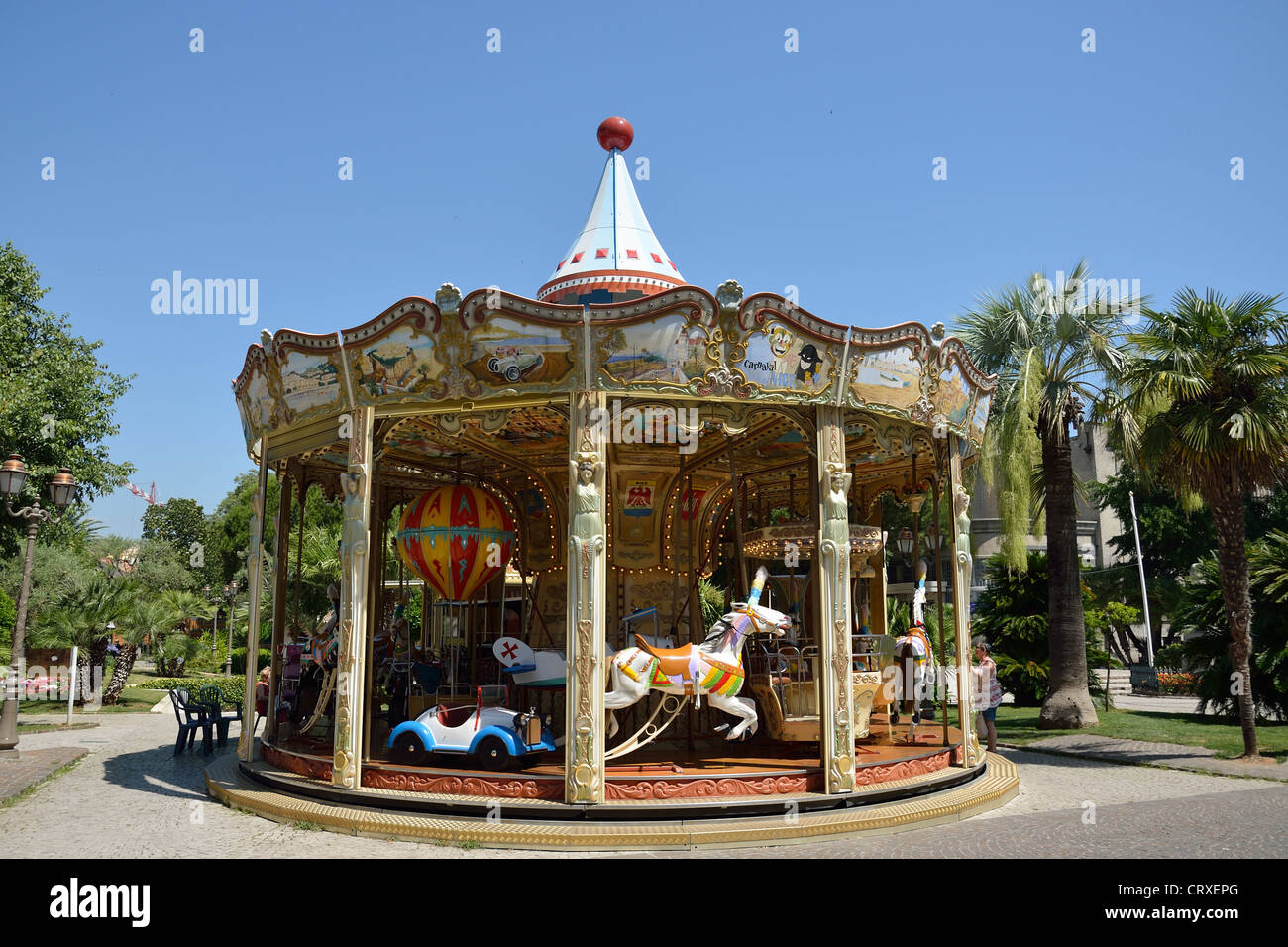 Carousel sur la Rue de la République à Vieux Ville, Antibes, Côte d'Azur, Alpes-Maritimes, Provence-Alpes-Côte d'Azur, France Banque D'Images