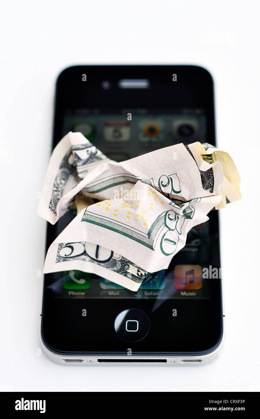 L'iPhone 4s et l'US dollars froissé Banque D'Images