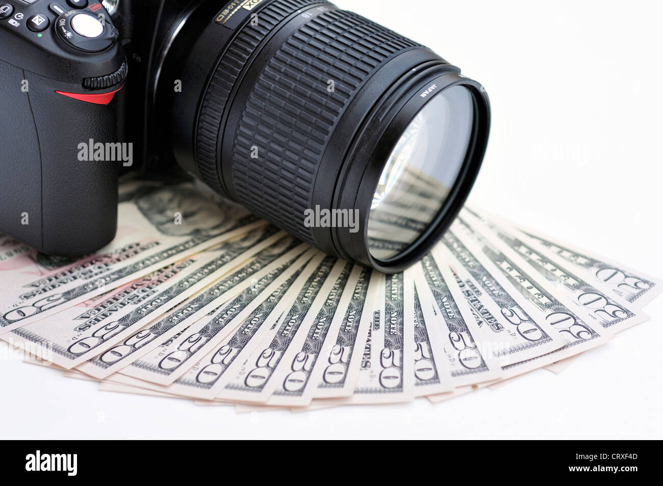 Appareil photo reflex numérique et dollars US Banque D'Images