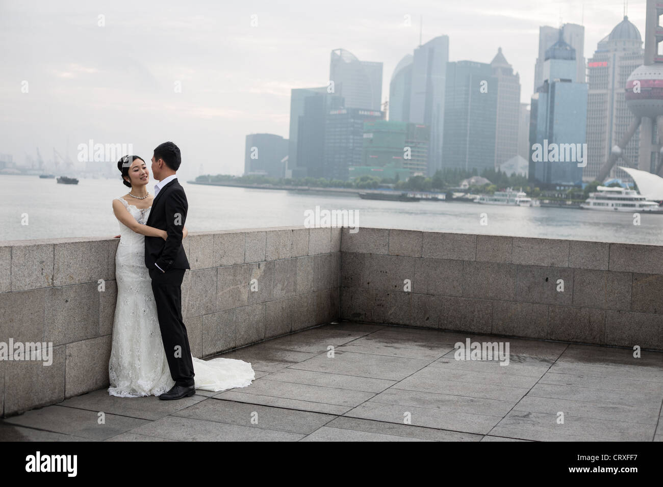 Les jeunes couples chinois ont tourné les photographies de mariage, début de matinée sur le Bund, avec en arrière-plan de Pudong, à Shanghai, Chine Banque D'Images
