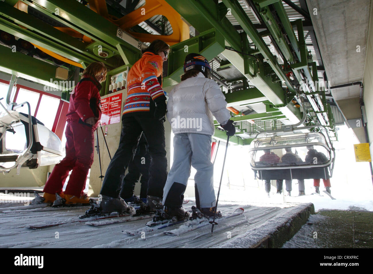 Les skieurs d'attendre un téléphérique gondola Banque D'Images